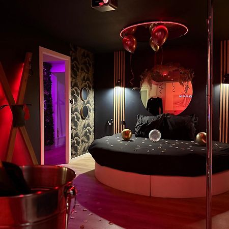 Love Room Haut De Gamme - L'Extase Avec Jacuzzi Violaines Luaran gambar