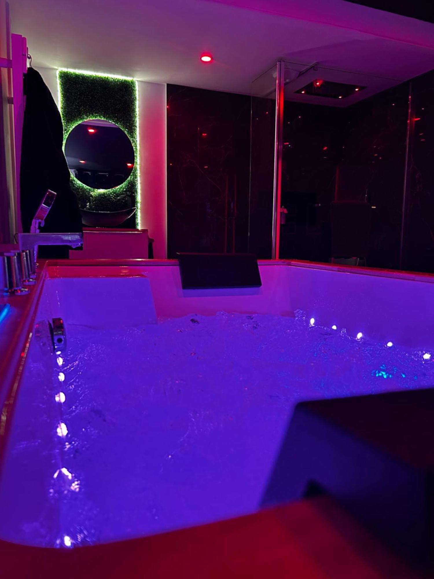 Love Room Haut De Gamme - L'Extase Avec Jacuzzi Violaines Luaran gambar