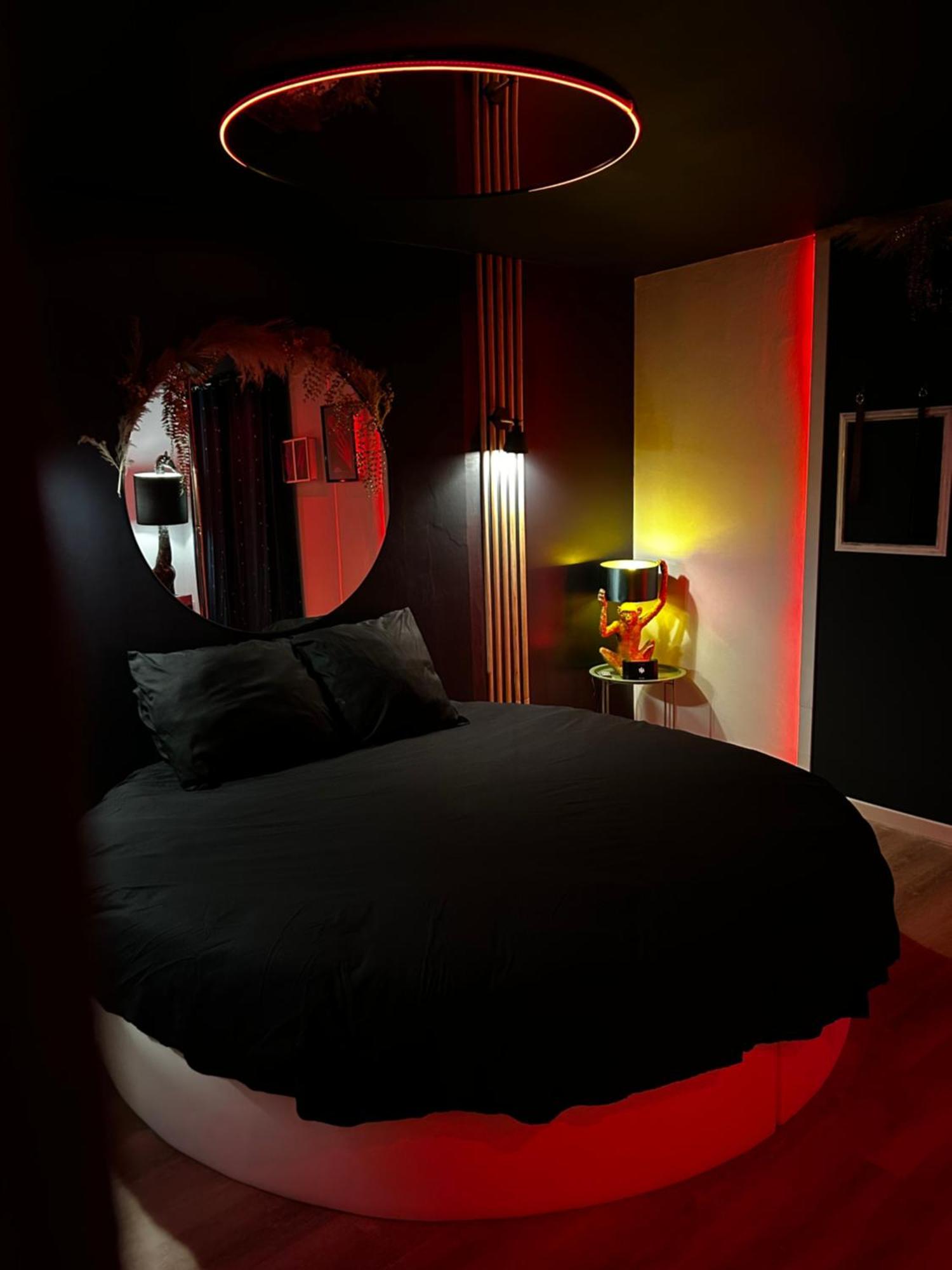 Love Room Haut De Gamme - L'Extase Avec Jacuzzi Violaines Bilik gambar