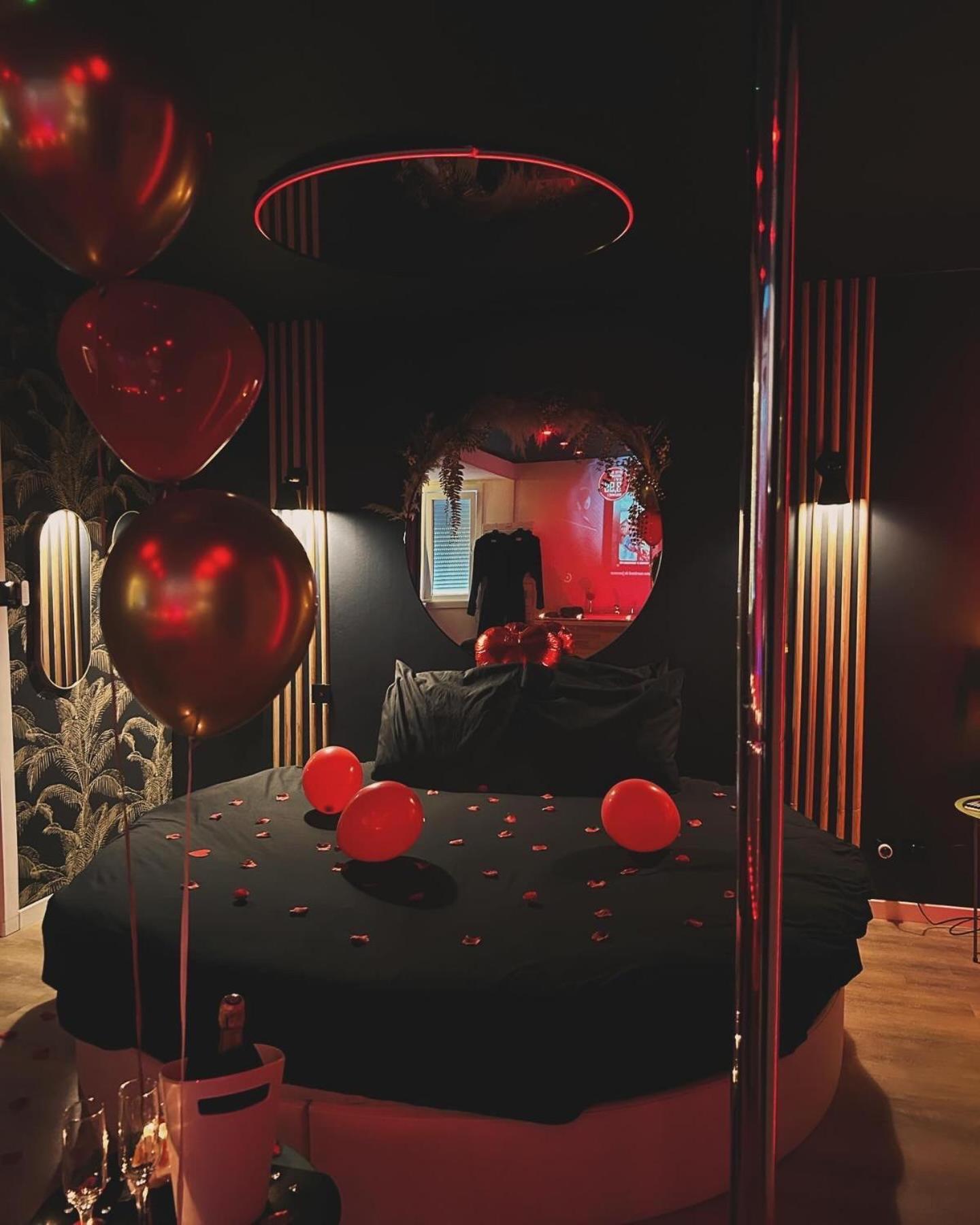 Love Room Haut De Gamme - L'Extase Avec Jacuzzi Violaines Luaran gambar