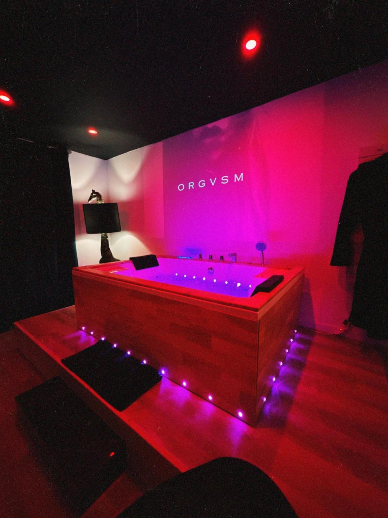 Love Room Haut De Gamme - L'Extase Avec Jacuzzi Violaines Luaran gambar