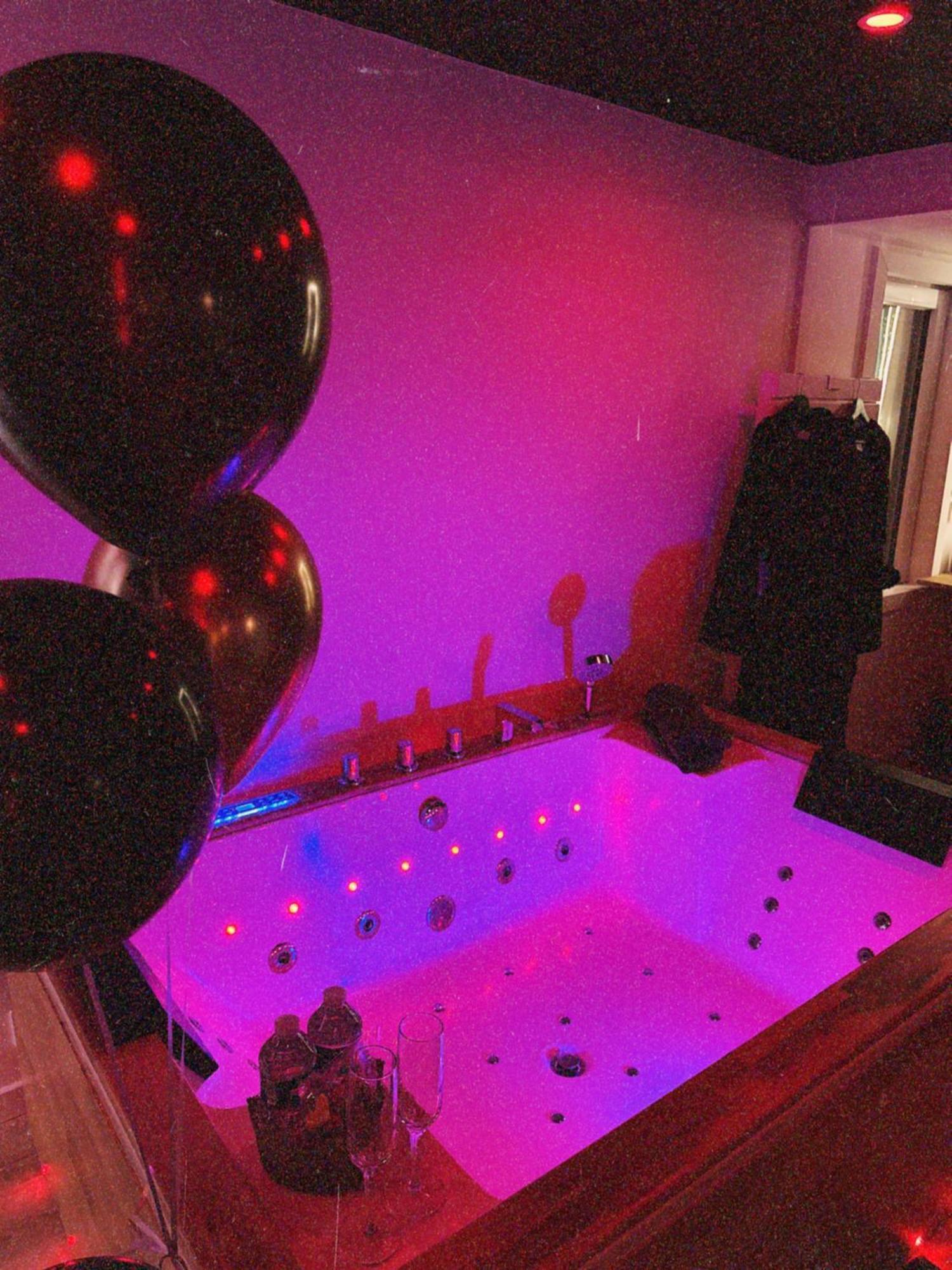 Love Room Haut De Gamme - L'Extase Avec Jacuzzi Violaines Luaran gambar