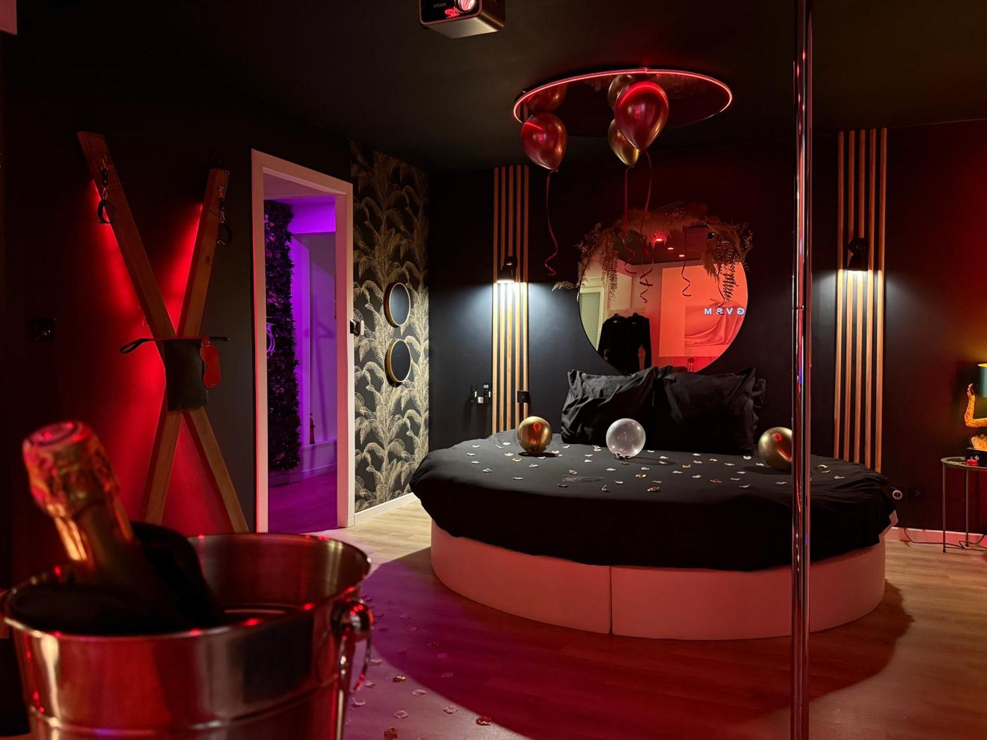 Love Room Haut De Gamme - L'Extase Avec Jacuzzi Violaines Luaran gambar